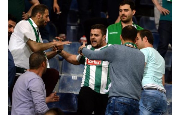 'Konyasporlu taraftarlar birbirine girdi