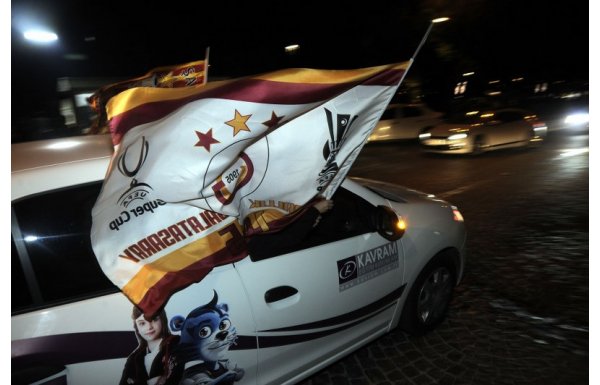 'Galatasaray taraftarı sokaklara döküldü