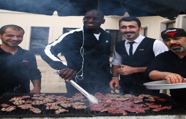 Kartal'dan birlik yemeği! Barbekü'nün başına Demba Ba geçti