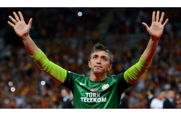 İlber Ortaylı @ilberhocaniz : Muslera bu ülkeyi cehaletten bile kurtarır.