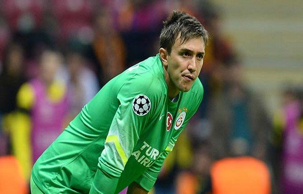 Muslera kurtardı, Twitter çıldırdı