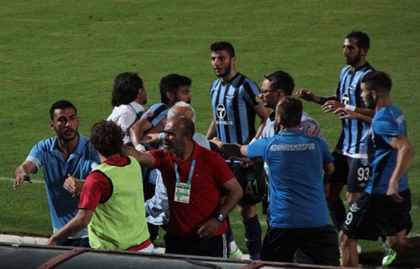 Yusuf Şimşek ve futbolcular birbirine girdi