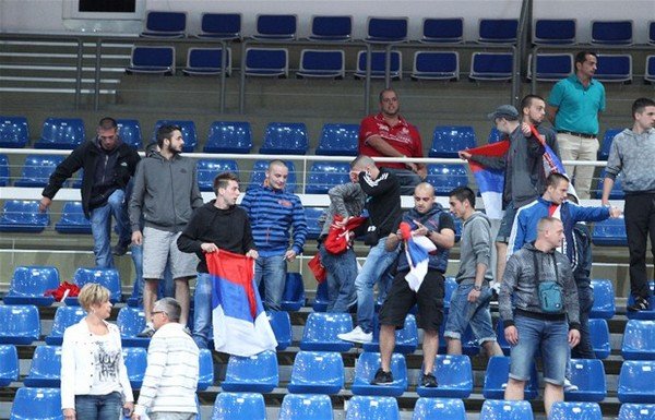 'Türk bayrağını indirmeye çalıştılar