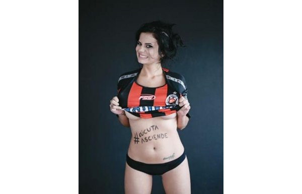 Seksi gazeteci takımı için soyundu