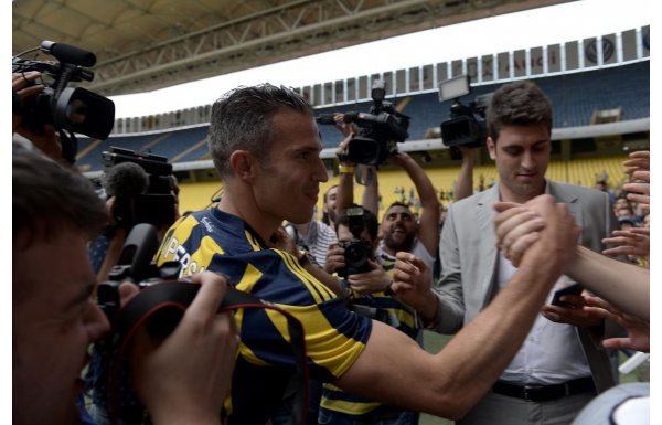 Van Persie, Fenerbahçe ile sözleşme imzaladı