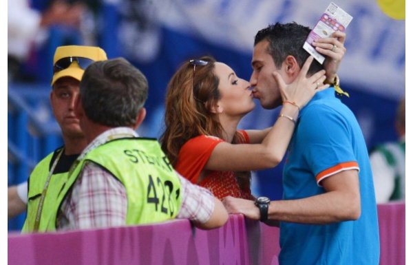 Van Persie'nin eşi Bouchra kimdir?