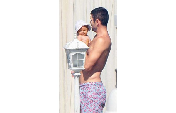 Burak Yılmaz'ın kızı Nazlı suyla tanıştı