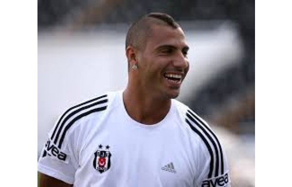 'Quaresma'yı alarak tükürdüklerini yaladılar'