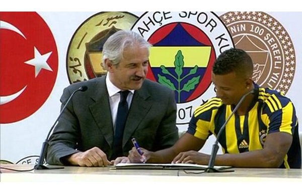 'Nani taraftarların önünde imzayı attı