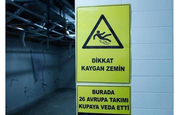 Vodafone Arena'da uyarı levhaları!