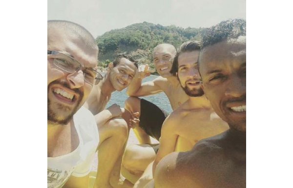 Fenerbahçeli futbolcular Poyrazköy halk plajında 
