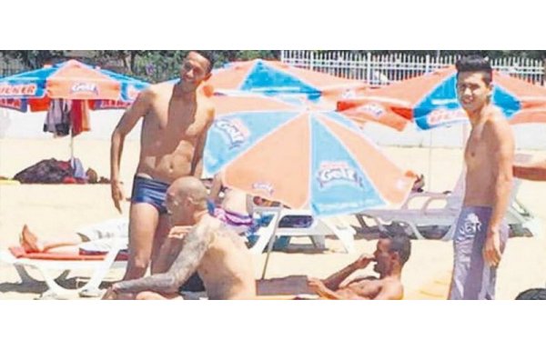 'Fenerbahçeli futbolcular Poyrazköy halk plajında 