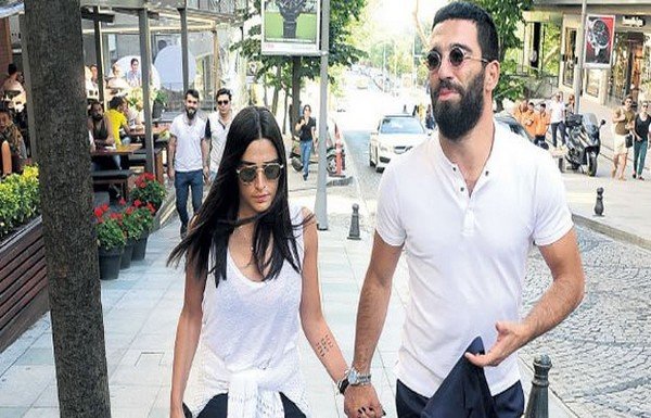 Arda Turan'dan Burcu'ya ayar!