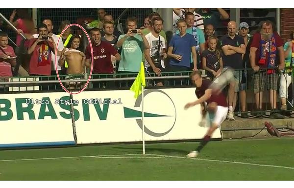 Tribünde göğüslerini açan taraftar