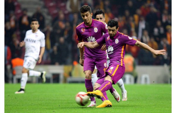 Galatasaray'da 2 ayrılık! İngiltere'ye gidiyorlar...