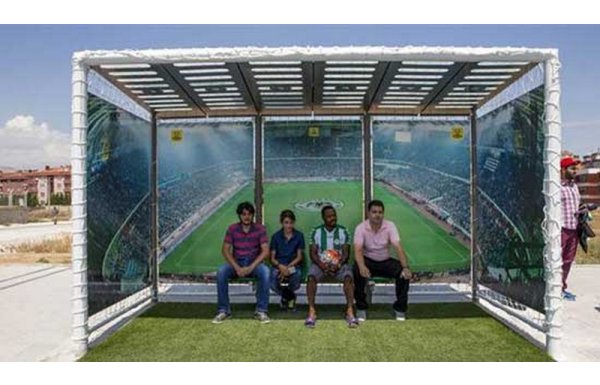 Tribünde otobüs beklediler!