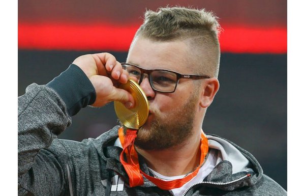 'Sarhoş sporcu madalyasını taksiciye verdi