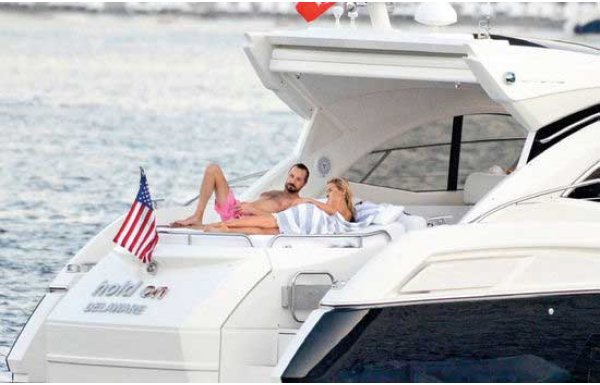 Burcu Esmersoy yeni aşkı ile Ege tatilinde