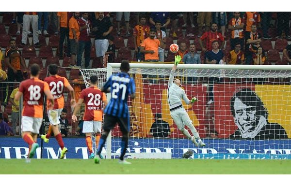 Muslera kusur örtüyor - Hakan Can / Fanatik