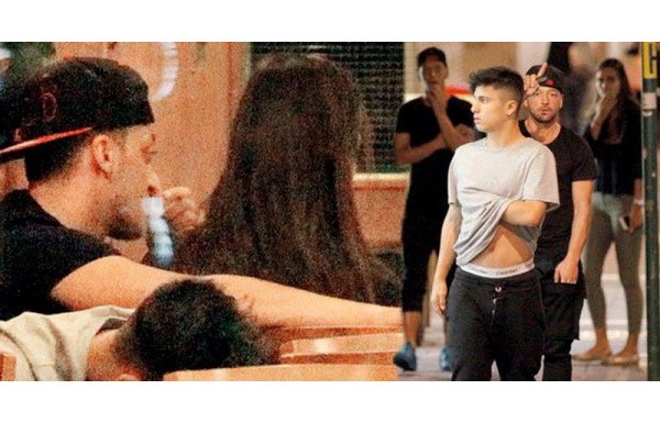 'Mesut Özil, Türkiye güzeliyle yakalandı