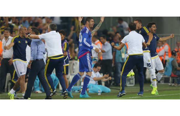 Vitor Pereira sevincini top toplayıcı çocukla yaşadı