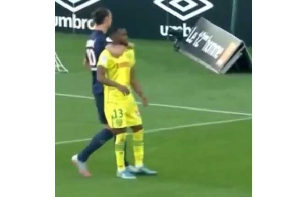 Ibrahimovic'ten OLAY hareket! Rakibinin boğazını sıktı