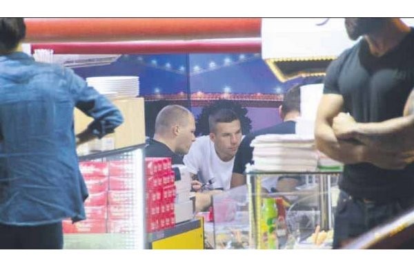 Podolski waffle yerken kriz çıkardı