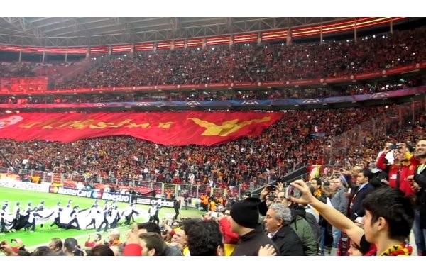 Galatasaraylı taraftarlardan şehitler anısına kareografi