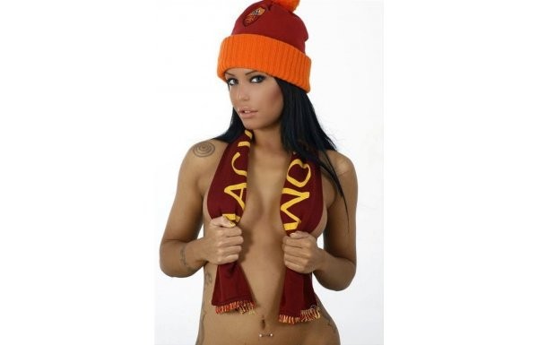 Seksi model fanatik Roma taraftarı