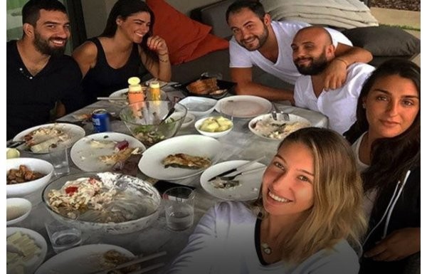 'Arda Turan ve sevgilisi misafirlerini ağırladı