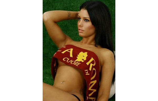 Seksi model tam bir Roma fanatiği