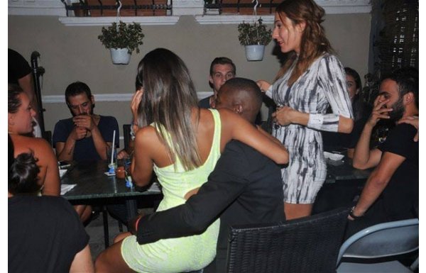 Pascal Nouma sevgilisini kucağından indirmedi