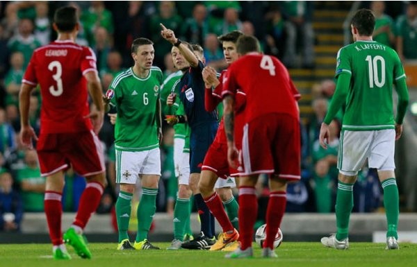 'Cüneyt Çakır'dan futbol sahalarında ender görülen karar!