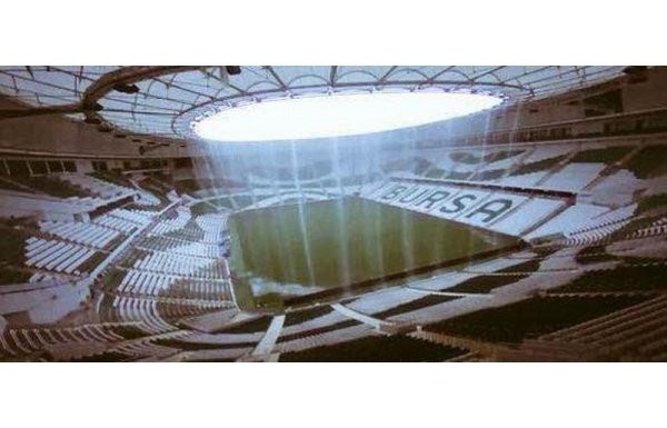 'Yağmur yağdı, stat göle döndü!