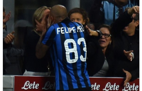 'Felipe Melo golü attı, eşini öptü!