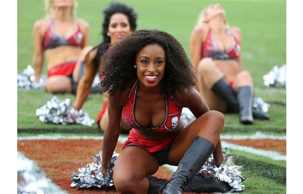 'NFL kızlarından dekolte şov