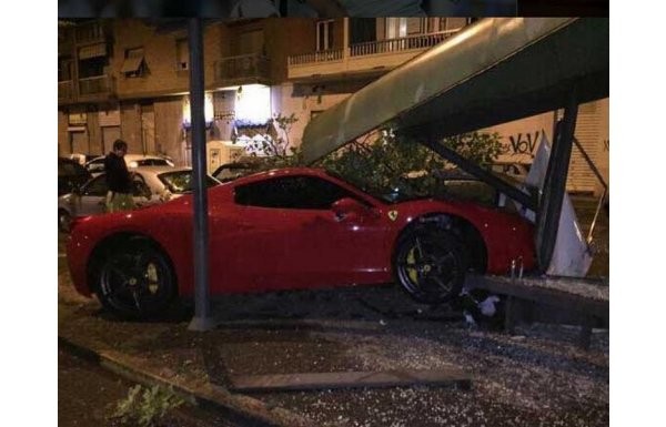 Yıldız oyuncu Ferrari ile kaza yaptı!