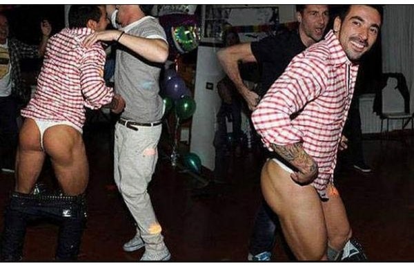 'Dünyaca ünlü futbolcu tangalı yakalandı!