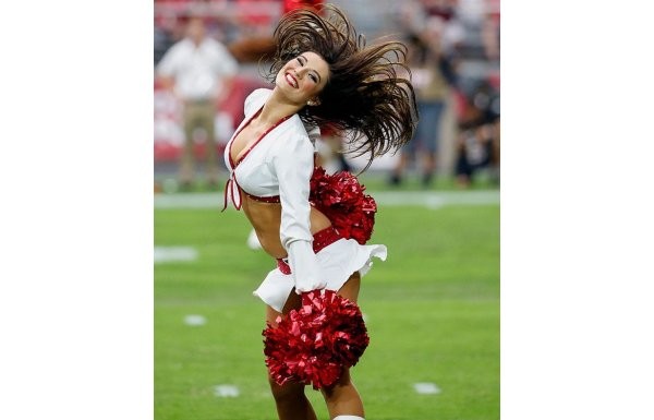 NFL kızlarından dekolte şov
