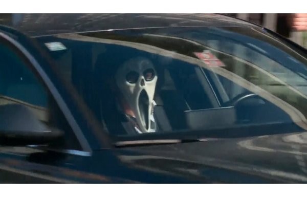 Yöneticinin maskesi şoke etti!