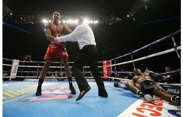 'Ağır siklet unvan maçında rakibini nakavt etti