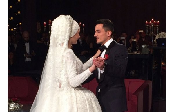 'Yenge Mustafa Pektemek'in ayağına basma gözünü seveyim'