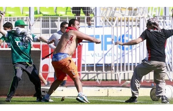 Kavga çıktı, maç ertelendi