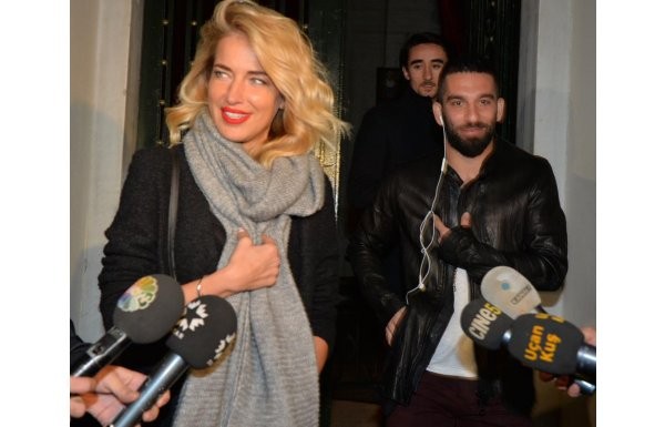 Burcu Esmersoy, Arda Turan’ı takibe devam ediyor