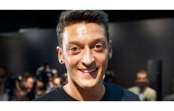 'Mesut Özil'in sevgilisinden Amine Gülşe'ye ağır sözler