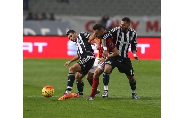 Derbi sosyal medyayı salladı!