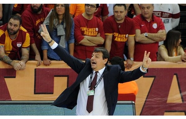 Ergin Ataman çıldırdı! Tekmeledi...