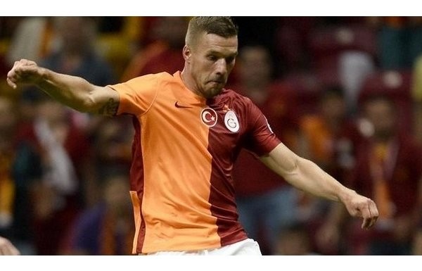 Lukas Podolski gazetecileri tekmeledi