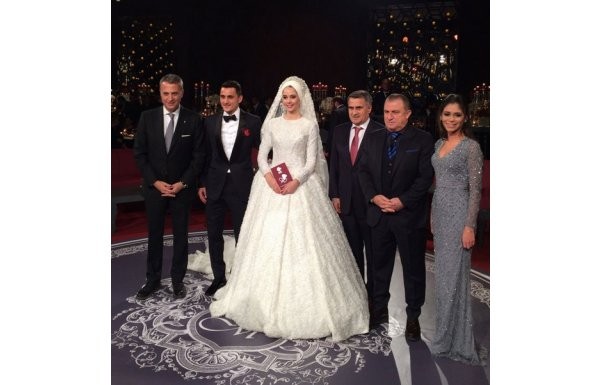 ''Yenge Mustafa Pektemek'in ayağına basma gözünü seveyim'