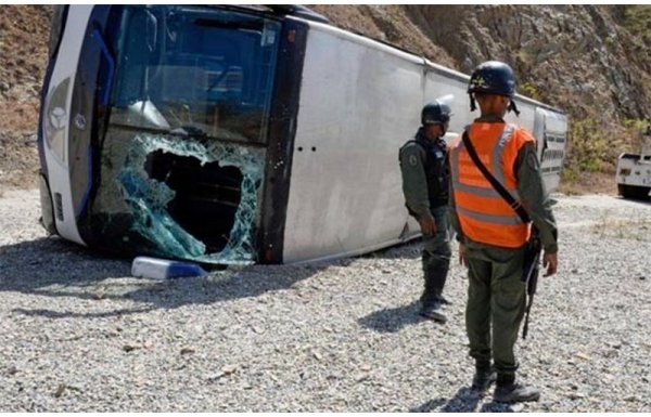 'Futbolcuları taşıyan otobüs devrildi! Korkunç görüntüler...